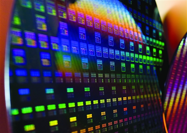 世界首个原子级量子集成电路诞生:解开63年前提出的难题 世界首个原子级量子集成电路诞生:解开63年前提出的难题